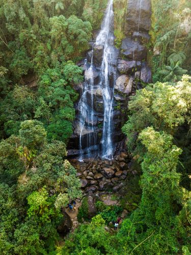 Vista de drone da Cachoeira Véu da Noiva na parte baixa do Parque Nacional do Itatiaia no Parque Nacional do 