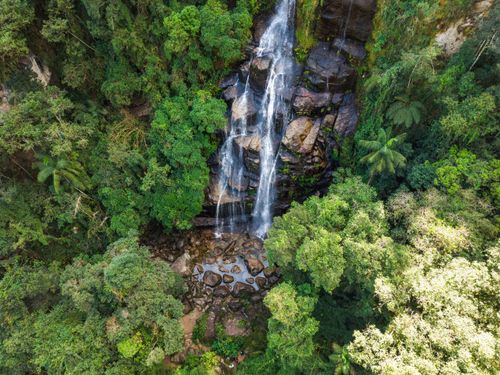 Vista de drone da Cachoeira Véu da Noiva na parte baixa do Parque Nacional do Itatiaia no Parque Nacional do 