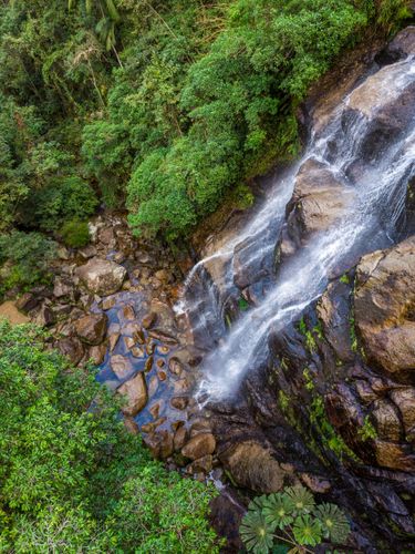 Vista de drone da Cachoeira Véu da Noiva na parte baixa do Parque Nacional do Itatiaia no Parque Nacional do