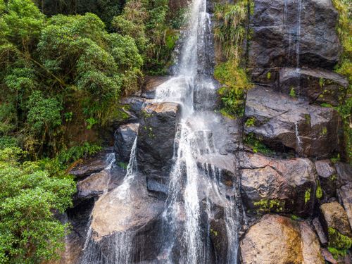 Vista de drone da Cachoeira Véu da Noiva na parte baixa do Parque Nacional do Itatiaia no Parque Nacional do 