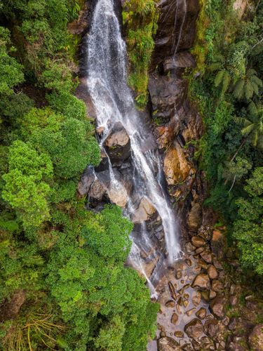 Vista de drone da Cachoeira Véu da Noiva na parte baixa do Parque Nacional do Itatiaia no Parque Nacional do 
