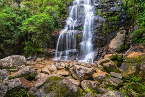 Vista de drone da Cachoeira Véu da Noiva na parte baixa do Parque Nacional do Itatiaia no Parque Nacional do