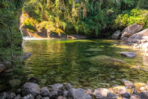 Piscina Natural da Cachoeira da Maromba na parte baixa do Parque Nacional do Itatiaia no Parque Nacional do It