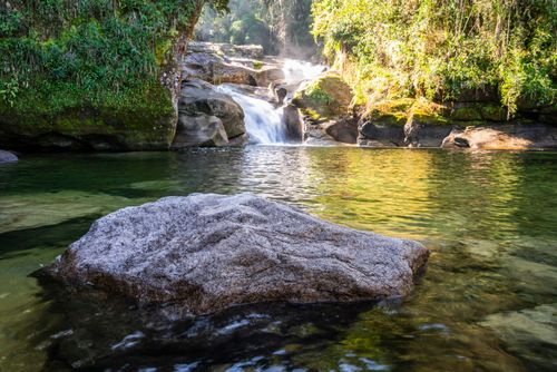 Piscina Natural da Cachoeira da Maromba na parte baixa do Parque Nacional do Itatiaia no Parque Nacional do It