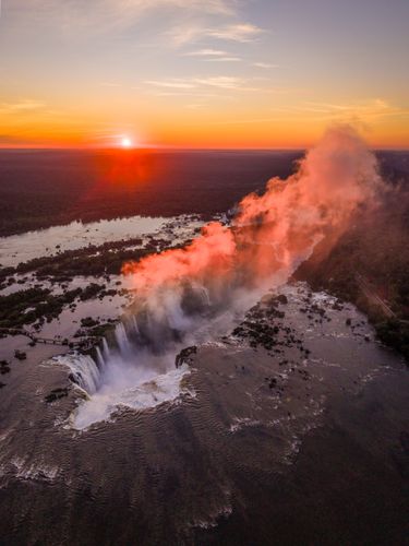 Vista de drone das Cataratas do Iguaçu ao pôr do sol - Parque Nacional do Iguaçu