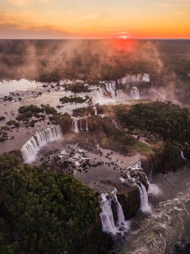 Vista de drone das Cataratas do Iguaçu ao pôr do sol - Parque Nacional do Iguaçu
