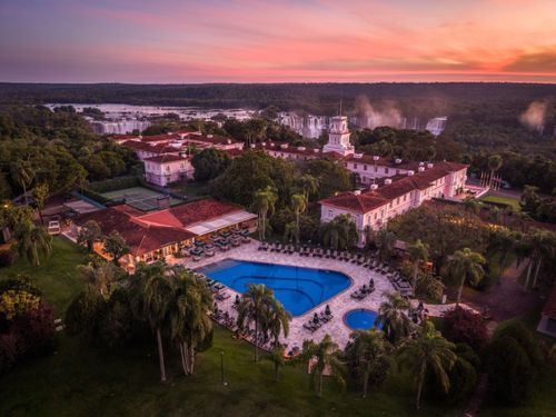 Vista de drone de hotel instalado dentro do Parque Nacional do Iguaçu na frente das Cataratas do Iguaçu