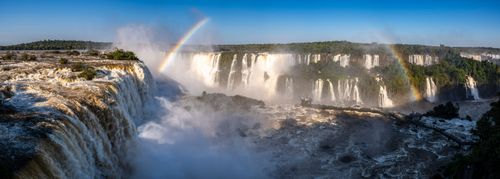 Vista panorâmica da Garganta do Diabo com arco-íris - Cataratas do Iguaçu - Parque Nacional do Iguaçu