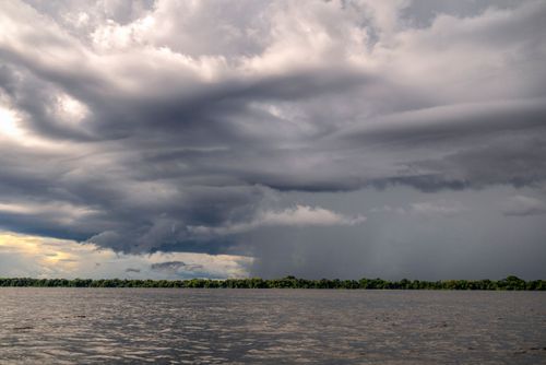 Nuvens carregadas de chuva no Parque Nacional de Anavilhanas - Rio Negro