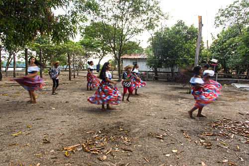 Crianças e adolescentes dançando carimbó no Instituto Laurinda Amazônia na comunidade quilombola de Mangab