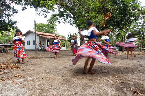 Crianças e adolescentes dançando carimbó no Instituto Laurinda Amazônia na comunidade quilombola de Mangab