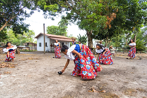 Crianças e adolescentes dançando carimbó no Instituto Laurinda Amazônia na comunidade quilombola de Mangab