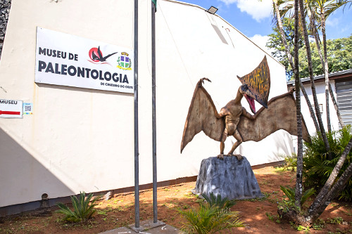 Fachada do Museu de Paleontologia com estátua do Pterossauro - caiuajara dobruskii - seus restos fósseis for