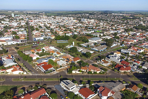 Vista de drone de moradias do bairro Jardim Curitiba