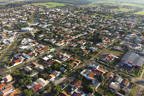 Vista de drone de casas do bairro Jardim Curitiba
