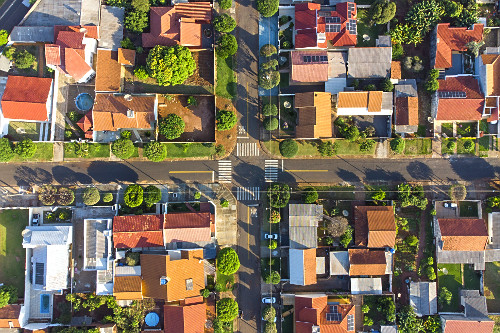 Vista perpendicular de drone de cruzamento entre ruas do bairro Jardim Curitiba