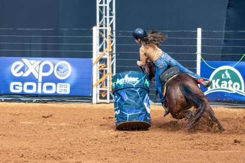 Amazona durante Prova de Três Tambores em arena de terra do Parque de Exposições na ExpoGoio 2025