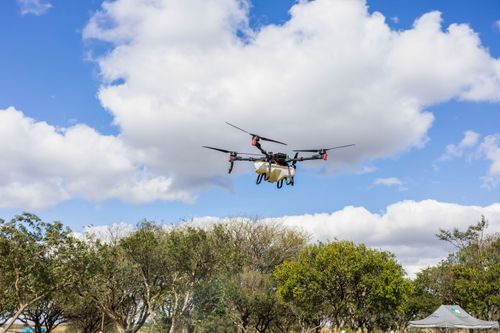 Exibição de drone para pulverização agricola na Expo Goio25 