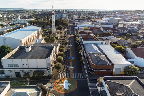 Vista de drone de rua decorada para procissão de Corpus Christi - ao fundo campanário e Igreja Matriz Nossa