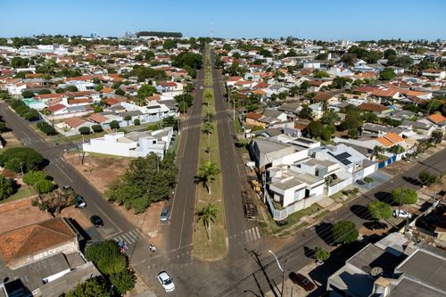 Vista de drone da avenida Curitiba entre moradias