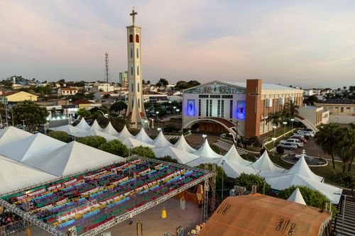 Vista de drone de tendas e palco diante da Igreja Matriz Nossa Senhora das Candeias durante celebração de Co