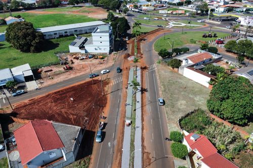 Vista de drone de contrução de ciclovias e pistas de caminhadas no canteiro central de avenida