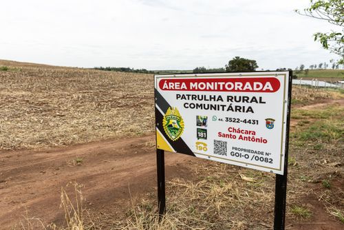 Programa Patrulha Rural Comunitária da Polícia Militar do Paraná - placa de informativa em propriedade rura