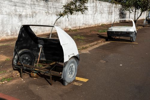 Duas frentes de carros posicionadas para treino de baliza em autoescola