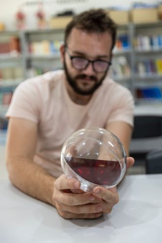 Estudante segura recurso pedagógico de hidrostática para demonstrar o PrincÃpio da Horizontalidade