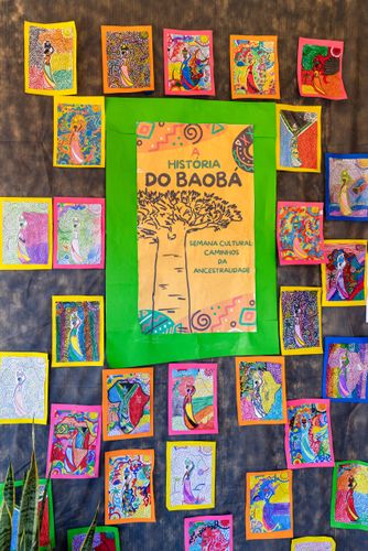 Painel com a história do baobá e desenhos feito por alunos na Semana Cultural Caminhos da Ancestralidade na 