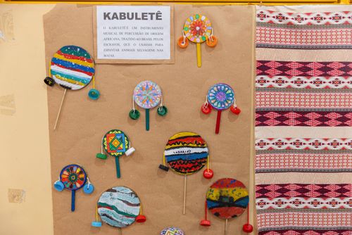 Exposição de instrumentos Kabuletê feitos por alunos - projeto escolar da Semana da Consciência Negra - Es