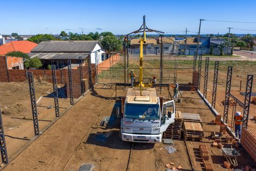 Montagem de estrutura metálica em obra civil utilizando caminhão-guincho