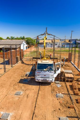 Montagem de estrutura metálica em obra civil utilizando caminhão-guincho