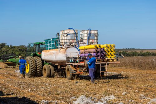 Carreta com reservatório de água contra incêndios e rolos de filme plástico utilizados para empacotar os f