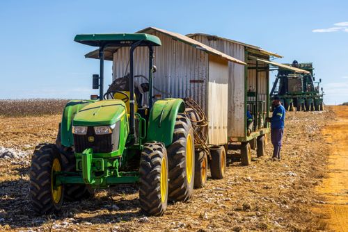 Trator acoplado a carreta com refeitório para trabalhadores de fazenda de algodão