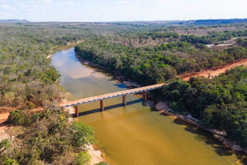 Vista de drone da ponte da Rodovia MT- 107 sobre o Rio Garças com bancos de areia ao fundo