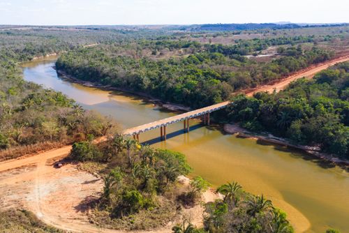 Vista de drone da ponte da Rodovia MT- 107 sobre o Rio Garças com bancos de areia ao fundo