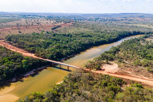 Vista de drone da ponte da Rodovia MT- 107 sobre o Rio Garças com bancos de areia ao fundo
