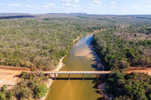 Vista de drone da ponte da Rodovia MT- 107 sobre o Rio Garças com bancos de areia ao fundo