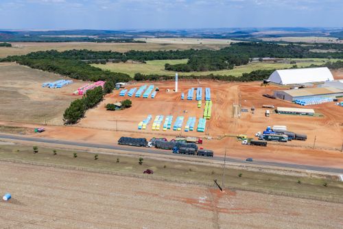 Vista de drone de algodoeira - unidade industrial responsável pelo beneficiamento do algodão na margem da Ro