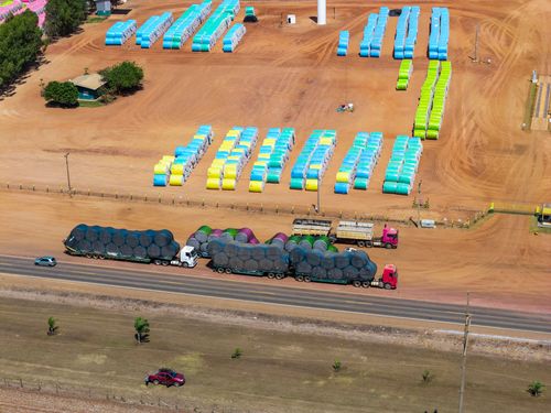Vista de drone de caminhões carregados com fardos aguardando para descarregar em algodoeira - unidade industr