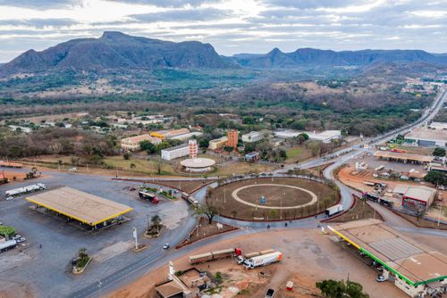 Vista de drone do trevo das Rodovias BR-070 e BR-158 e no entorno postos de combustíveis e Universidade Feder