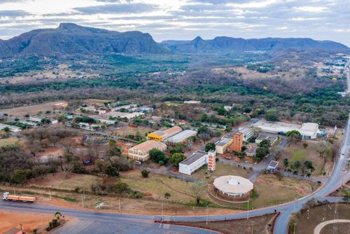 Vista de drone da Universidade Federal de Mato Grosso - Campus Araguaia - ao fundo Parque Estadual da Serra Az