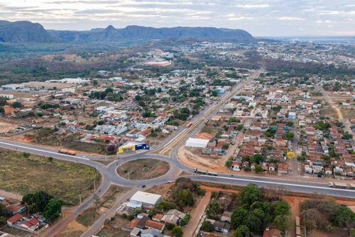 Vista de drone de rotatória e moradias no perímetro urbano