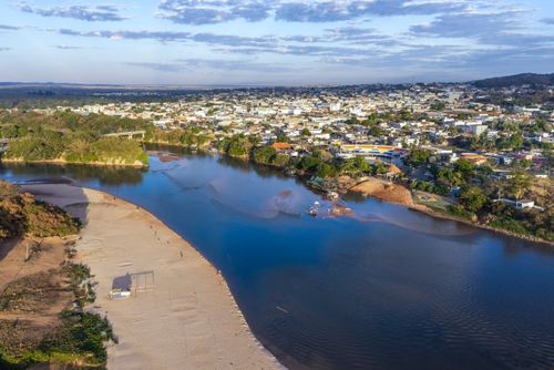 Vista de drone do encontro entre os Rios Araguaia e Garças - divisa natural entre Aragarças -GO no primeiro 