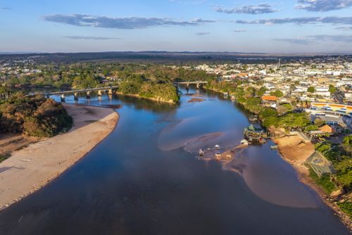 Vista de drone do encontro entre os Rios Araguaia e Garças - divisa natural entre Aragarças -GO à esquerda 
