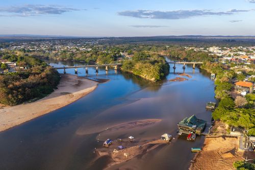 Vista de drone do encontro entre os Rios Araguaia e Garças - divisa natural entre Aragarças -GO à esquerda 