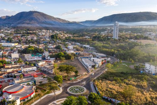 Vista de drone da cidade com Centro de Cultura e Artes Valdon Varjão à esquerda abaixo e prédio do MPF - Mi