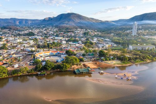 Vista de drone da cidade na margem do Rio Araguaia com Arena Sotério no destaque à esquerda e Parque Estadua