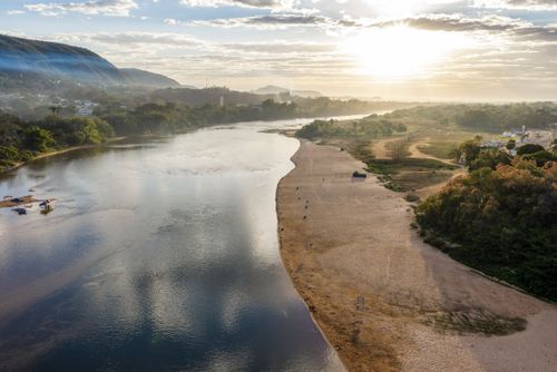 Vista de drone da Praia do Festival no Rio Araguaia